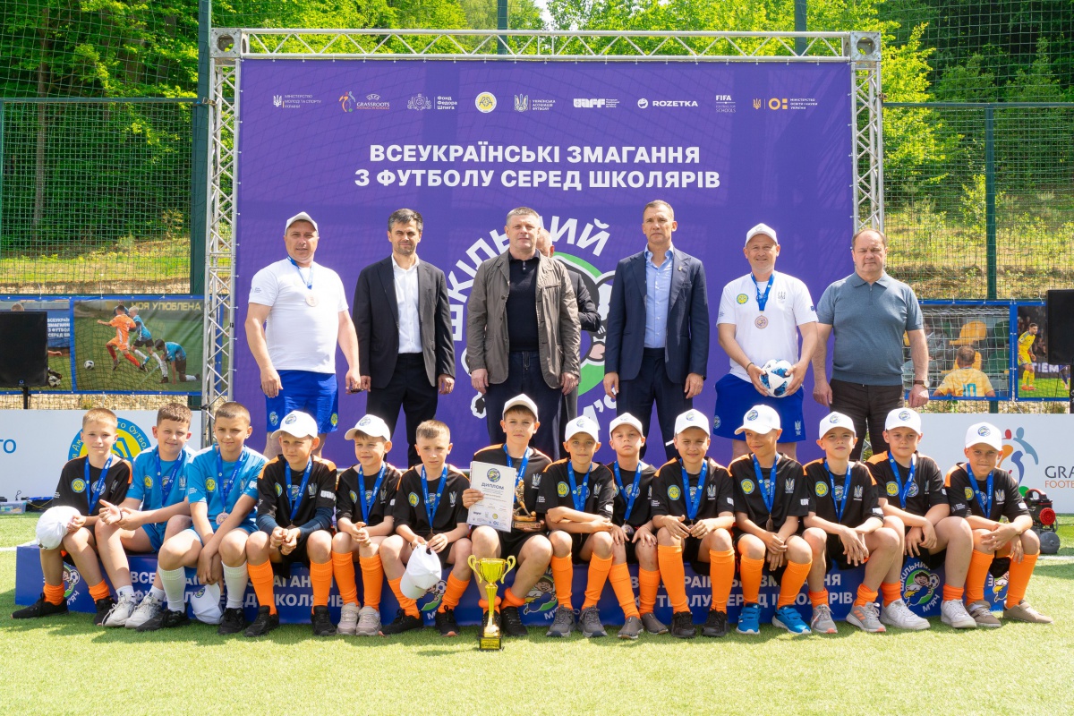 Шкільний м'яч 2025/2026 завершився у Винниках